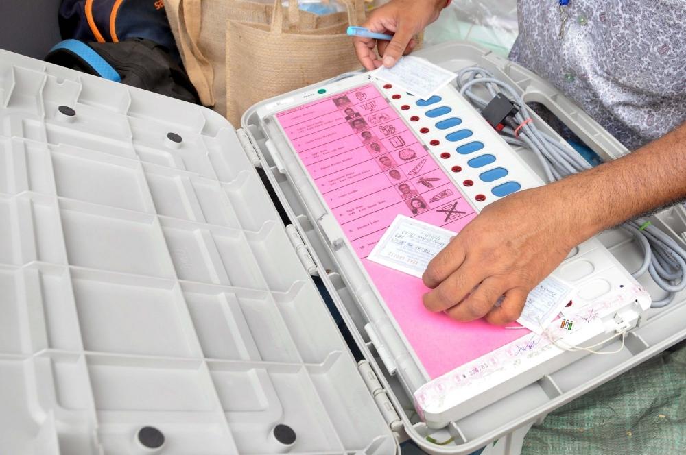 The Weekend Leader - Store EVMs away from mobile towers to prevent rigging: NCP